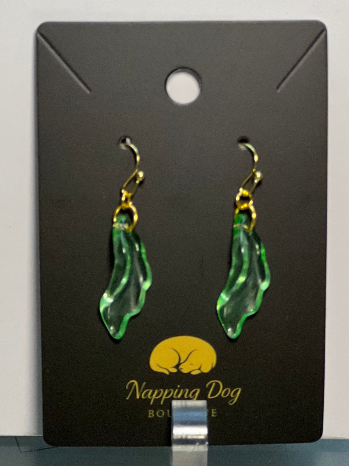 Green Glass Leaf Dangle Earrings – Gold-Tone Nature-Inspired Earrings