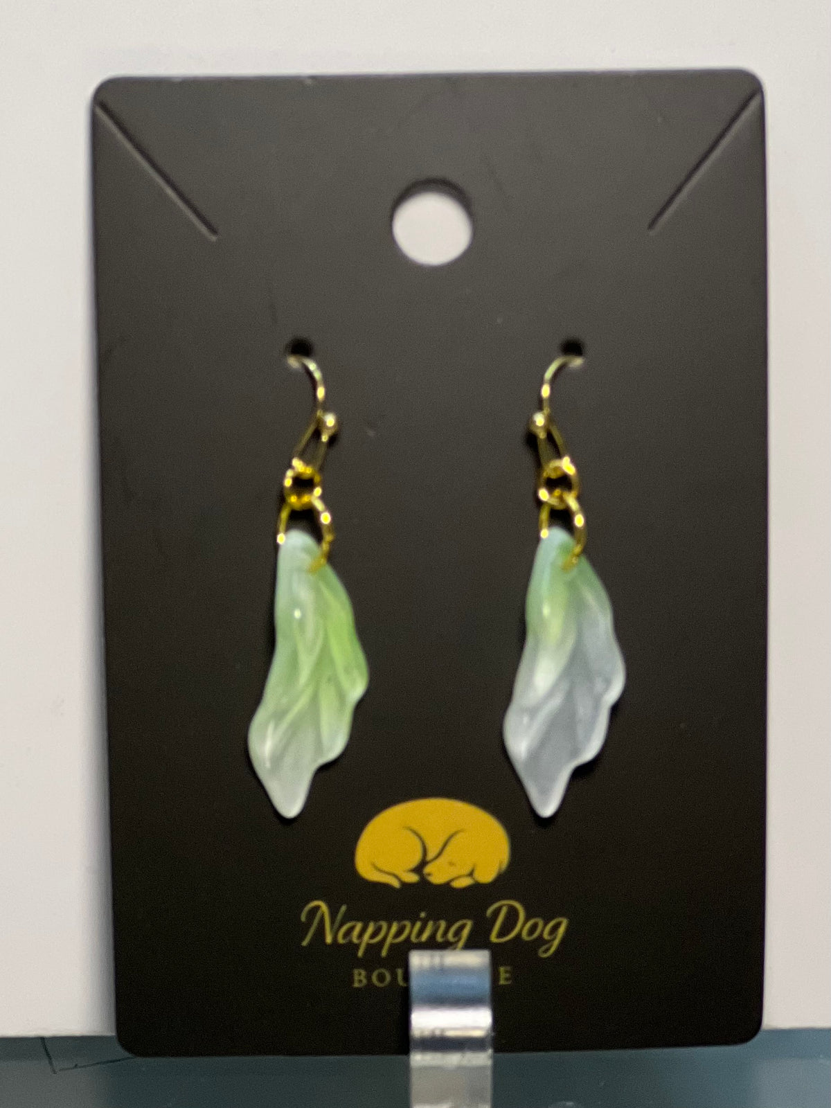 Green & White Glass Leaf Dangle Earrings – Gold-Tone Nature-Inspired Earrings