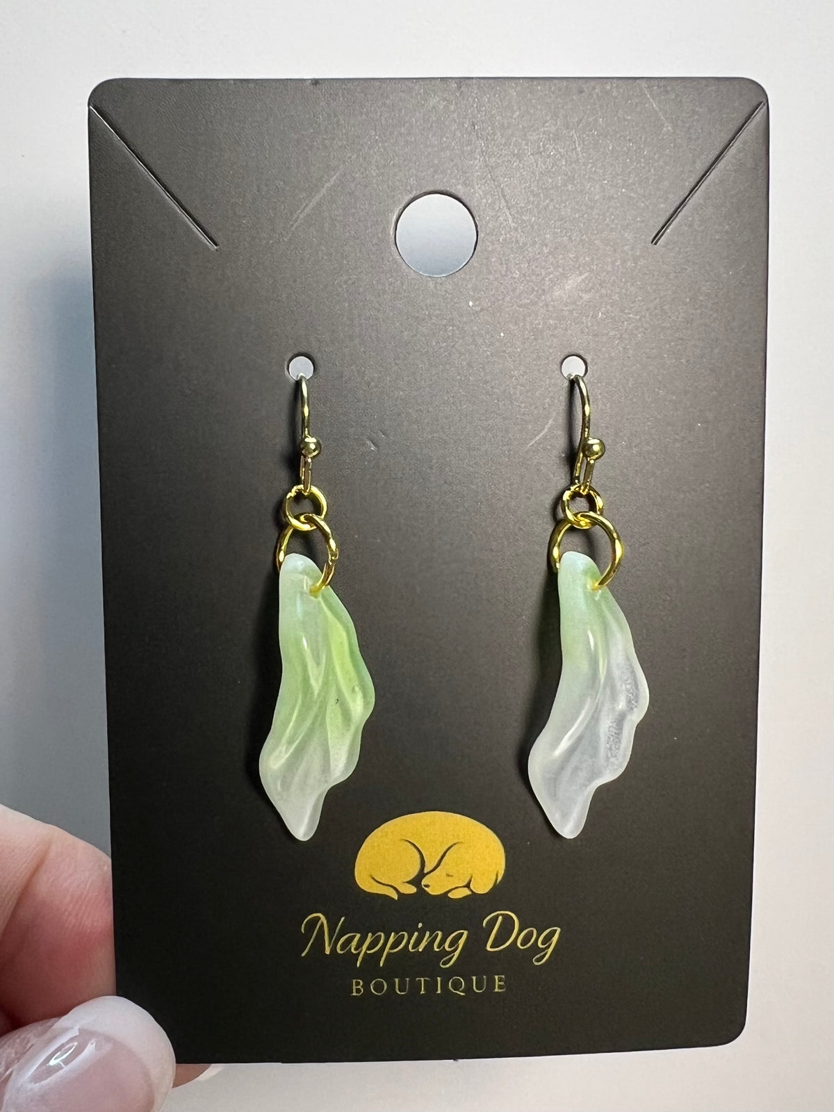 Green & White Glass Leaf Dangle Earrings – Gold-Tone Nature-Inspired Earrings