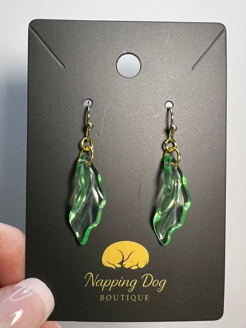 Green Glass Leaf Dangle Earrings – Gold-Tone Nature-Inspired Earrings
